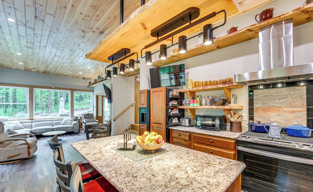 10 Mi to Mtn Resort: Normalville Cabin w/ Balcony!