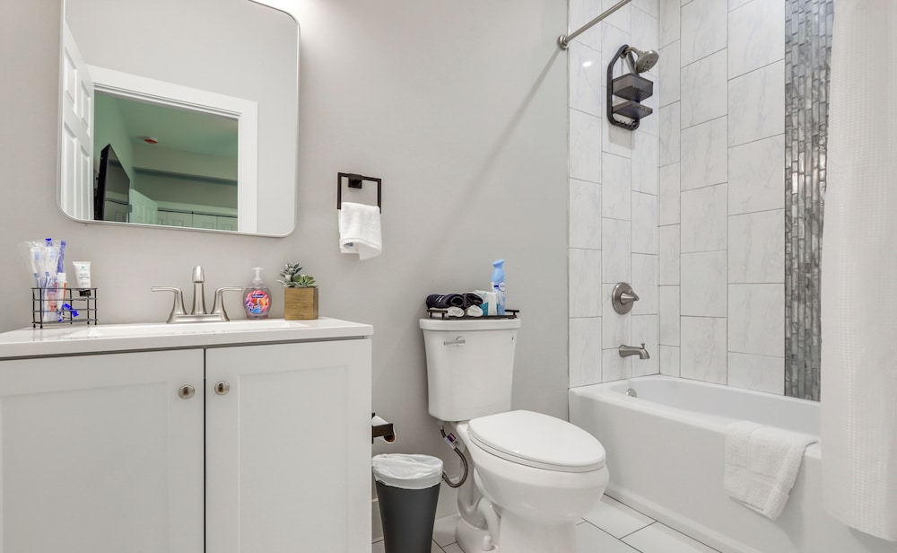 9 Mi to Dtwn Atl: Pet-friendly Apt w/ Yard