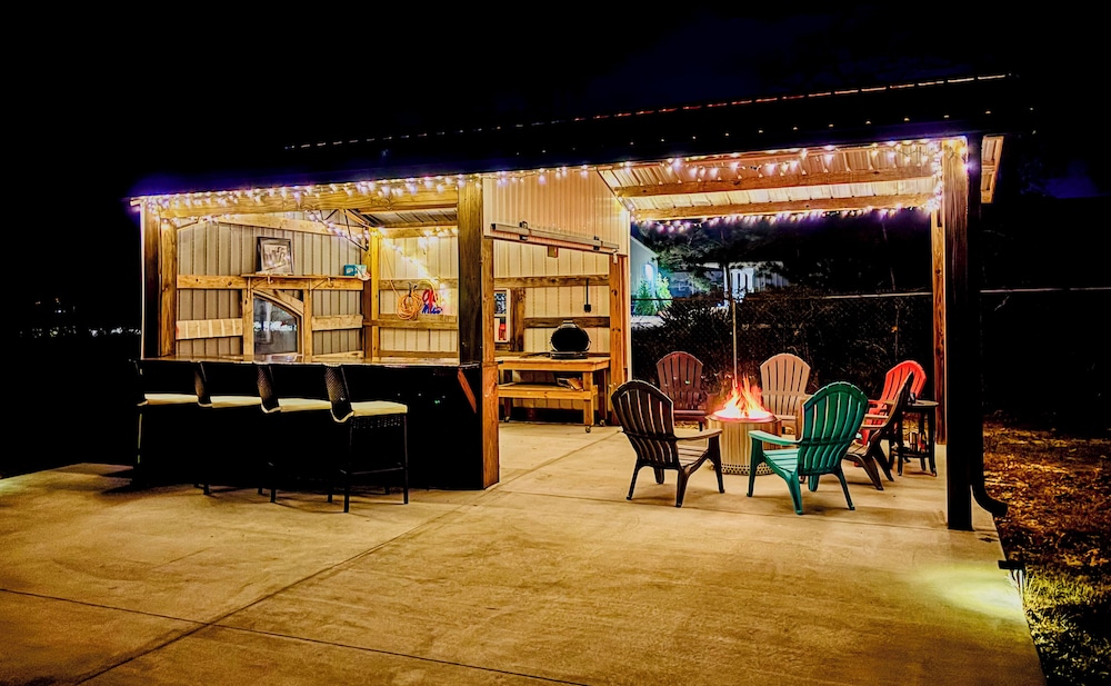 6 Mi to Navarre Beach: Spacious Family Retreat!