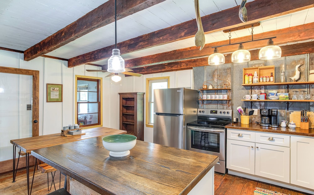 Lake Wateree Retreat: Dock & Screened Porch!