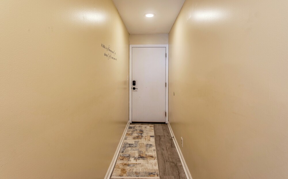 Direct Beach Access! Walkable Condo on Ocean Blvd