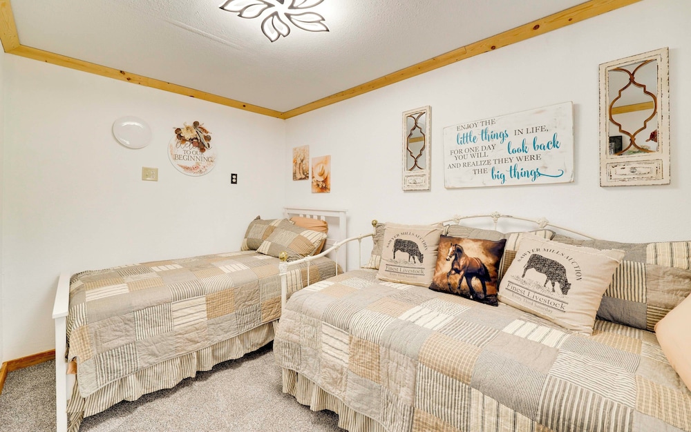Quiet Eagar Retreat Near Lakes, Hiking & Hunting!
