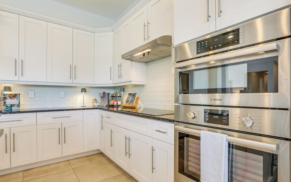 1/2 Mi to Beach: Poolside Oasis on Marco Island!