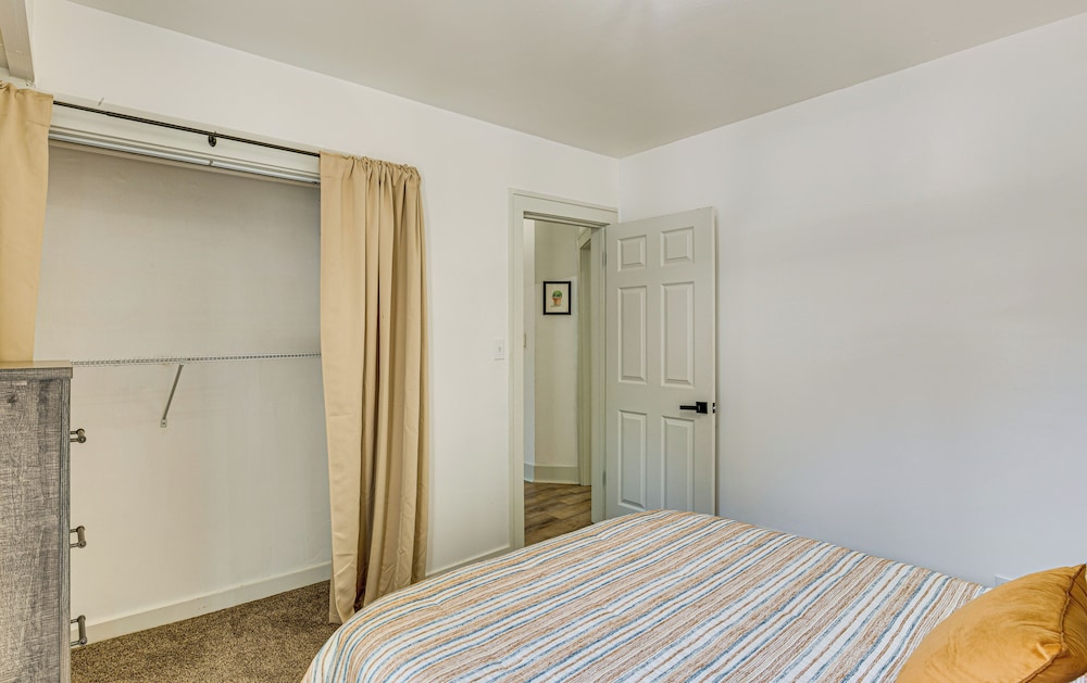 6 Mi to Arrowhead Stadium: Charming Home w/ Porch!