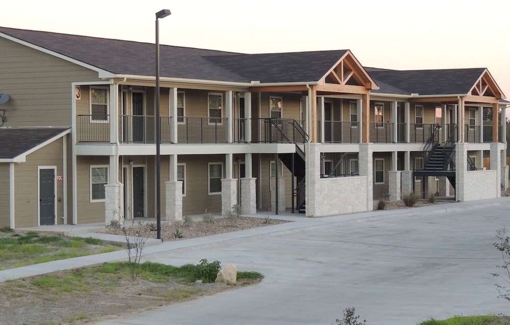 Eagle's Den Suites Kenedy a Travelodge by Wyndham