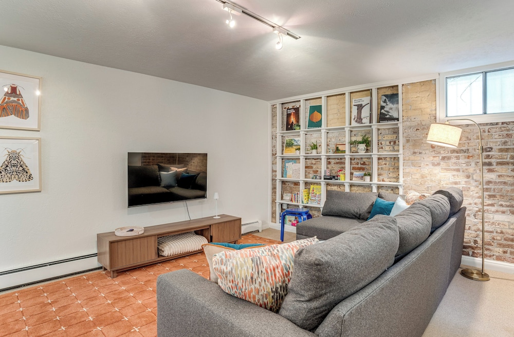 Walkable Apt w/ Off-street Parking in Cheesman!