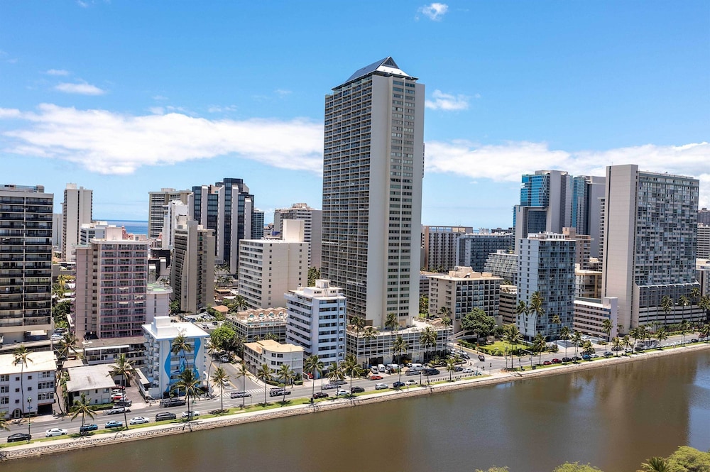 Vibrant Studio in the Heart of Waikiki!