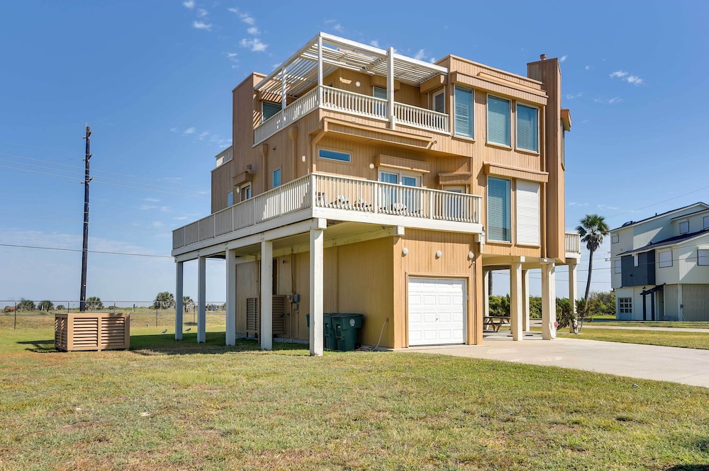 Pet-friendly Galveston Home w/ Wraparound Deck