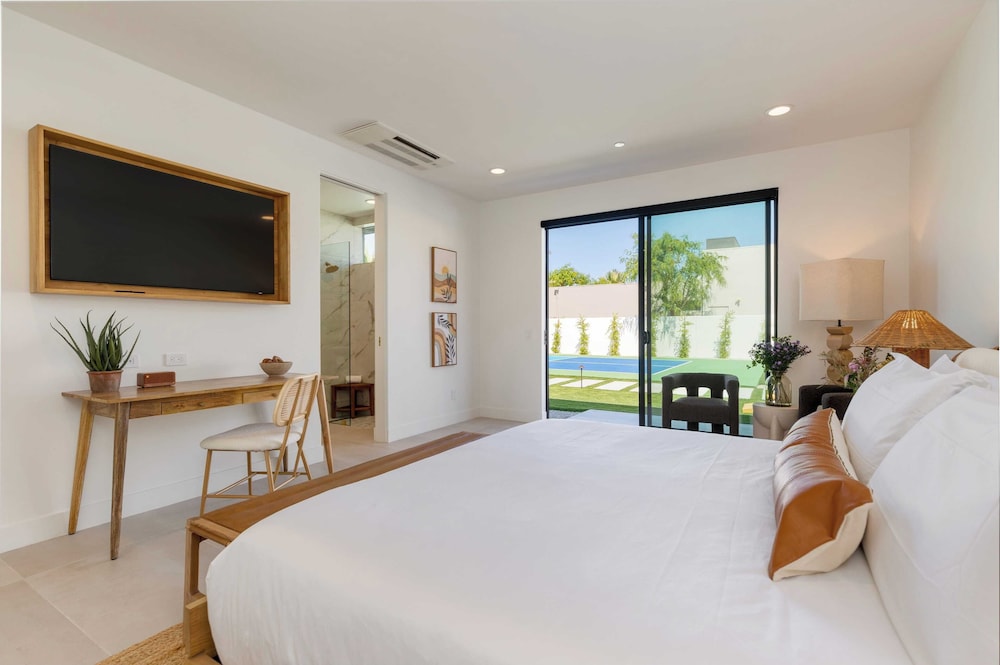 Sleeps 34 2 Villas, Pool, Pickleball + Bocce Polo Villas Elara by Avantstay