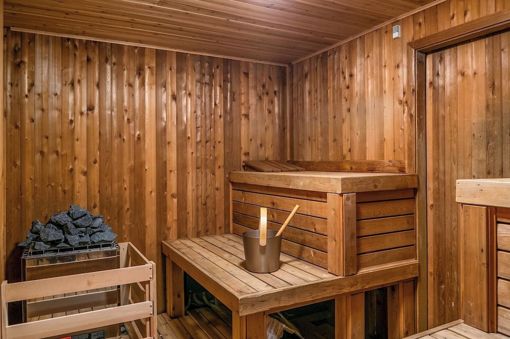 Modern Home Between Seattle, Tacoma & SEA Airport