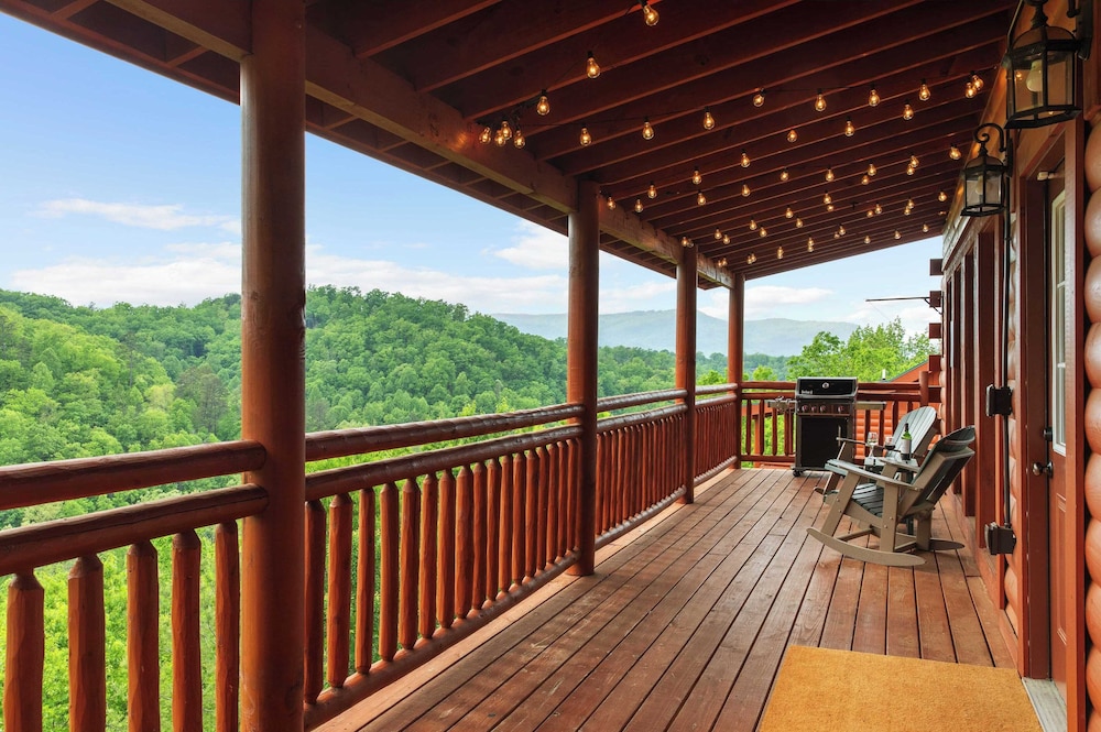 Smoky Ridge by Avantstay Renovated Cabin w/ Indoor Pool Game Room + Theater