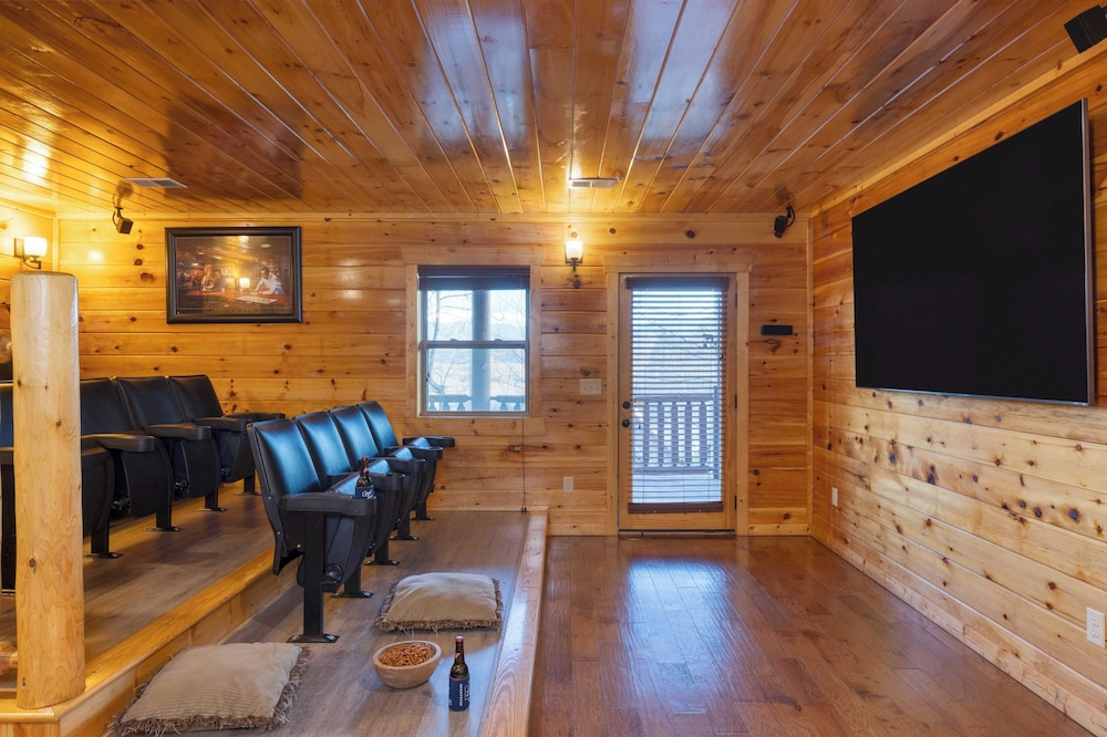 100 Guests Blackthorn: Sister Smokies Homes Luxury Mountain Retreat