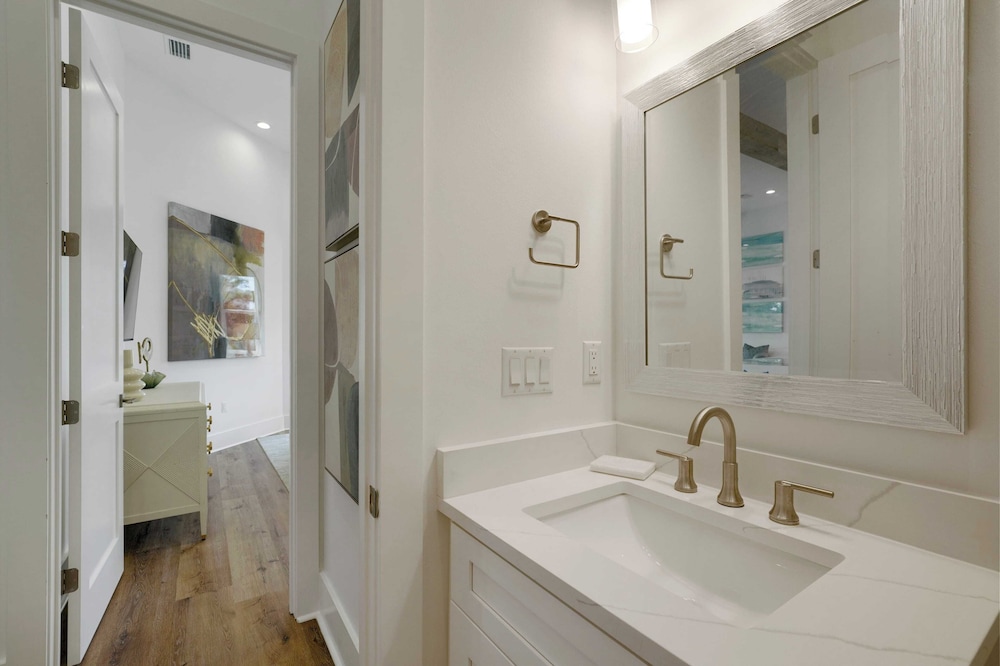 7 Bedroom Serentiy Sands Cottage with Heated Pool and Spa