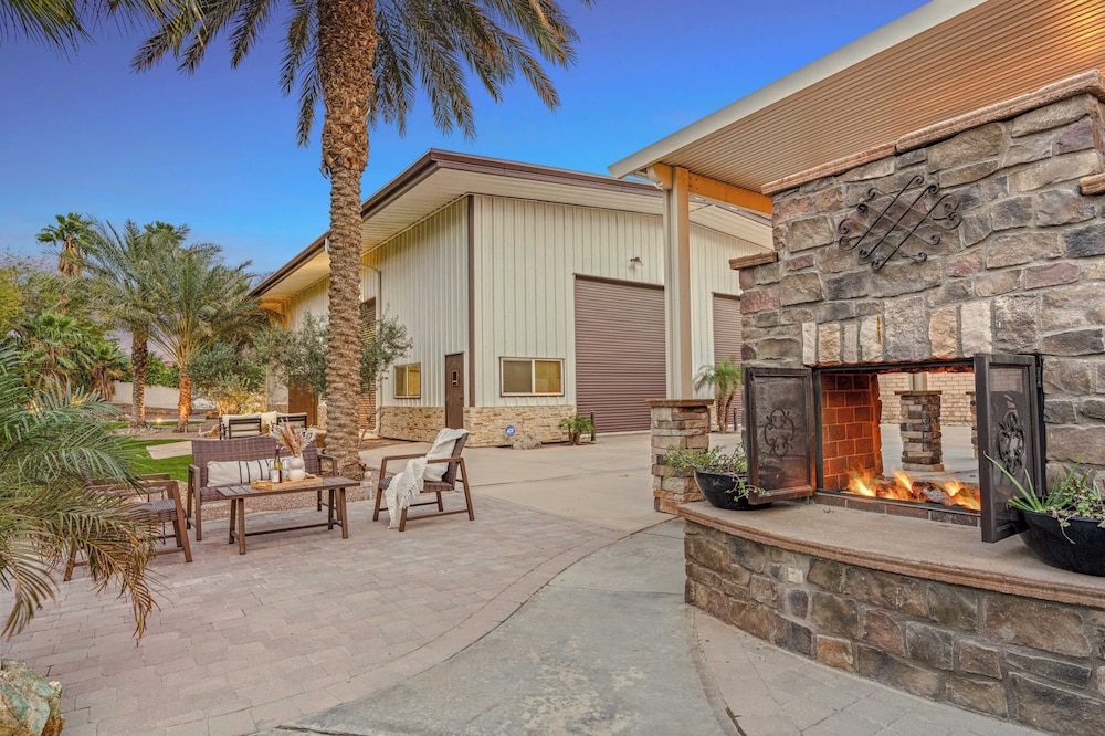 41 Palms Estate by Avantstay Indoor Pickleball, Pool, Hot Tub, Outdoor Kitchen