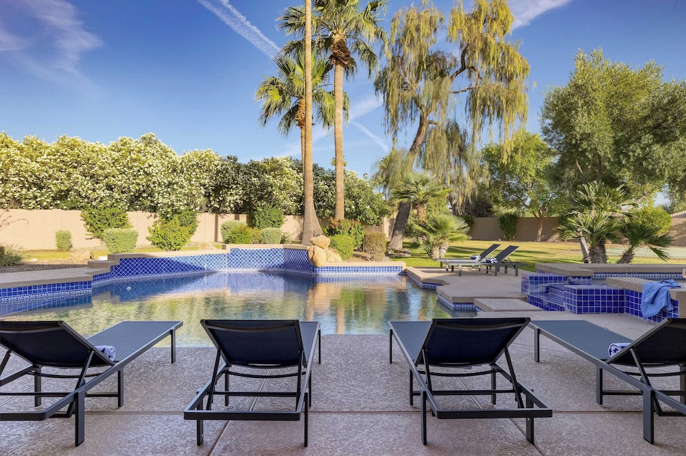 Luxe Scottsdale Oasis With Pool, Hot Tub, Firepit and Outdoor Lounge Avantstay