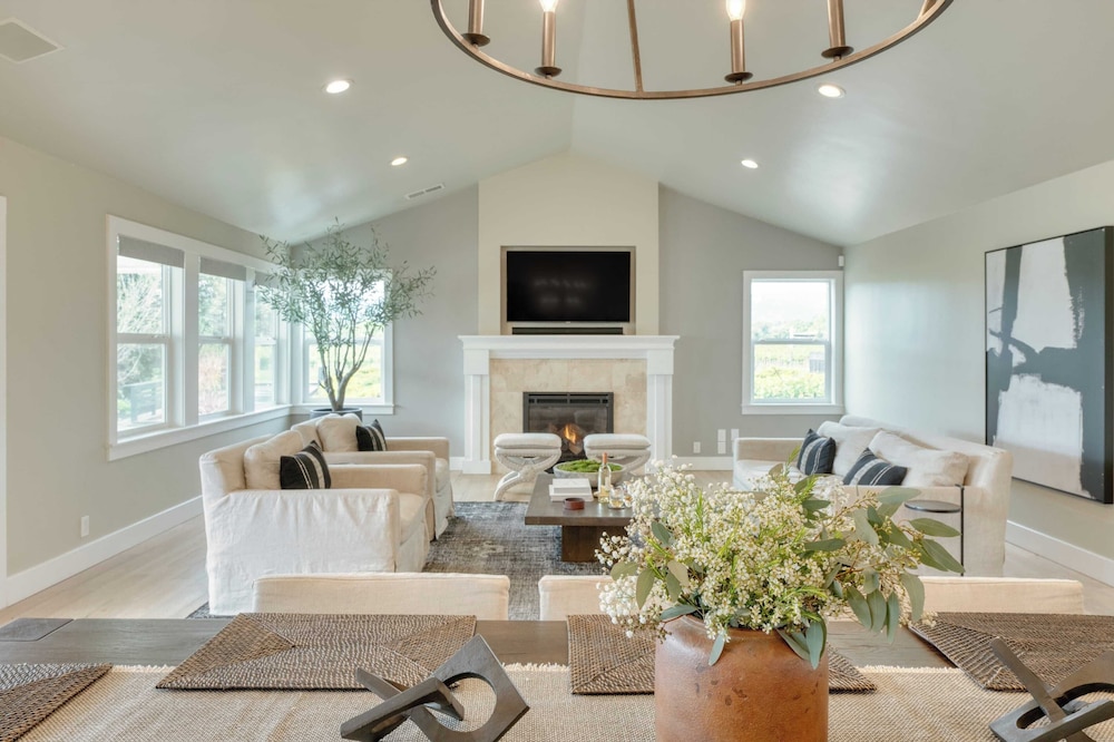 Chic Sonoma Oasis w/ Pool, Bocce, Hot Tub + Minutes to Downtown