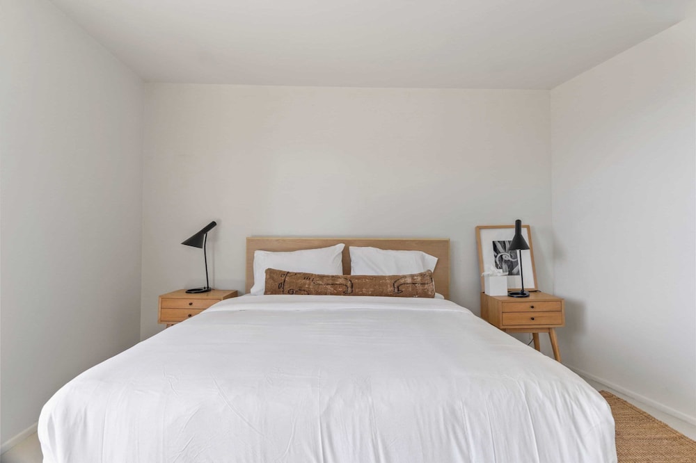 Sleeps 10, Luxe 2 Homes Malibu Hills Retreat Cielo Estate by Avantstay
