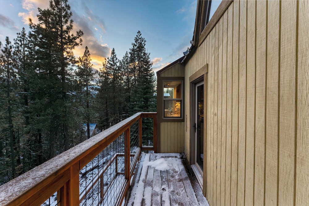 Jeffrey Pines Lofted Cabin, Minutes to Lake A-frame-inspired Design, Deck