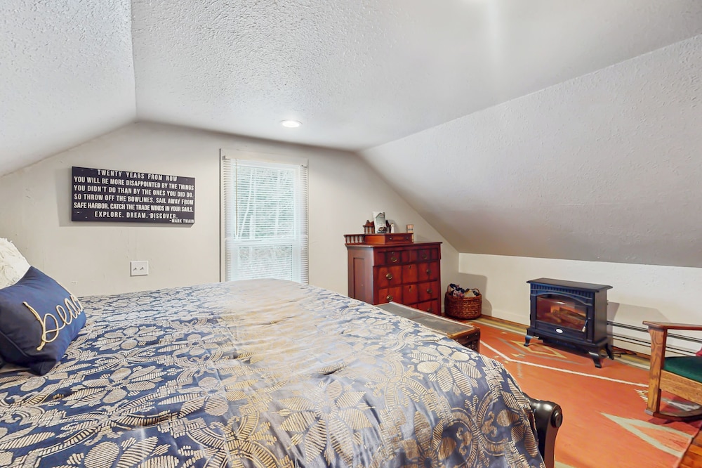 3 BR Cozy Cottage: w/ Hot Tub & Wifi