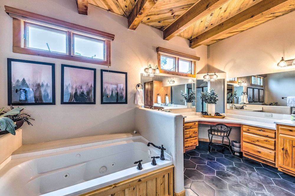 Luxe Ruidoso Home w/ Hot Tub + Mountain Views view 5