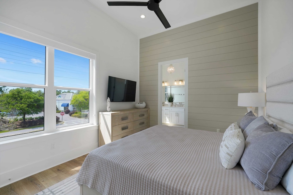 Sleeps 39 2 Luxe Homes w/ Free Golf Cart, Private Pool+spa 3 Blocks to Beach