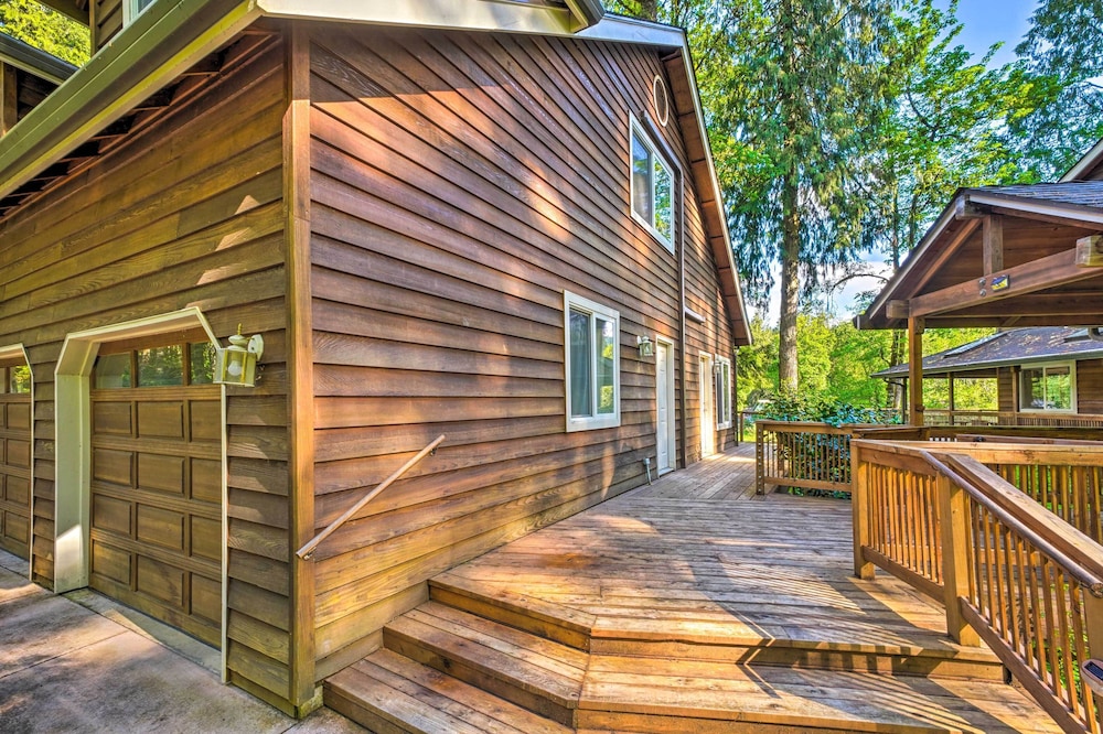 The River House' w/ Deck, on Mckenzie River! view 5