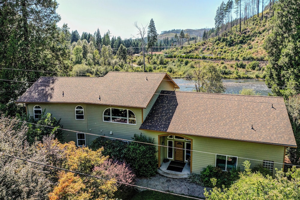 Prime Mckenzie River Gem: Sunroom + Views!
