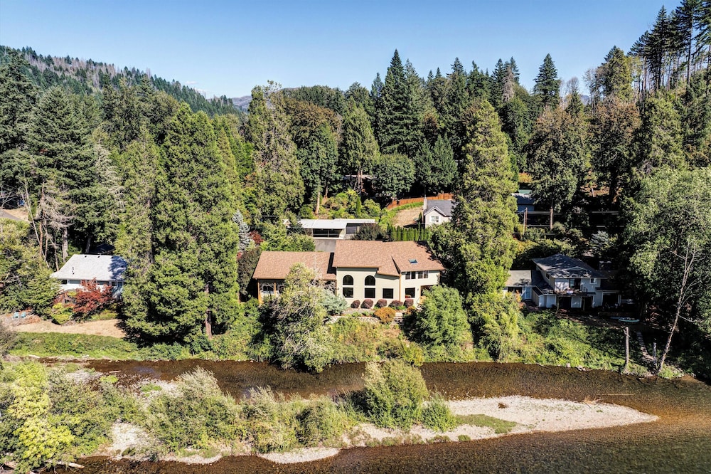 Prime Mckenzie River Gem: Sunroom + Views!