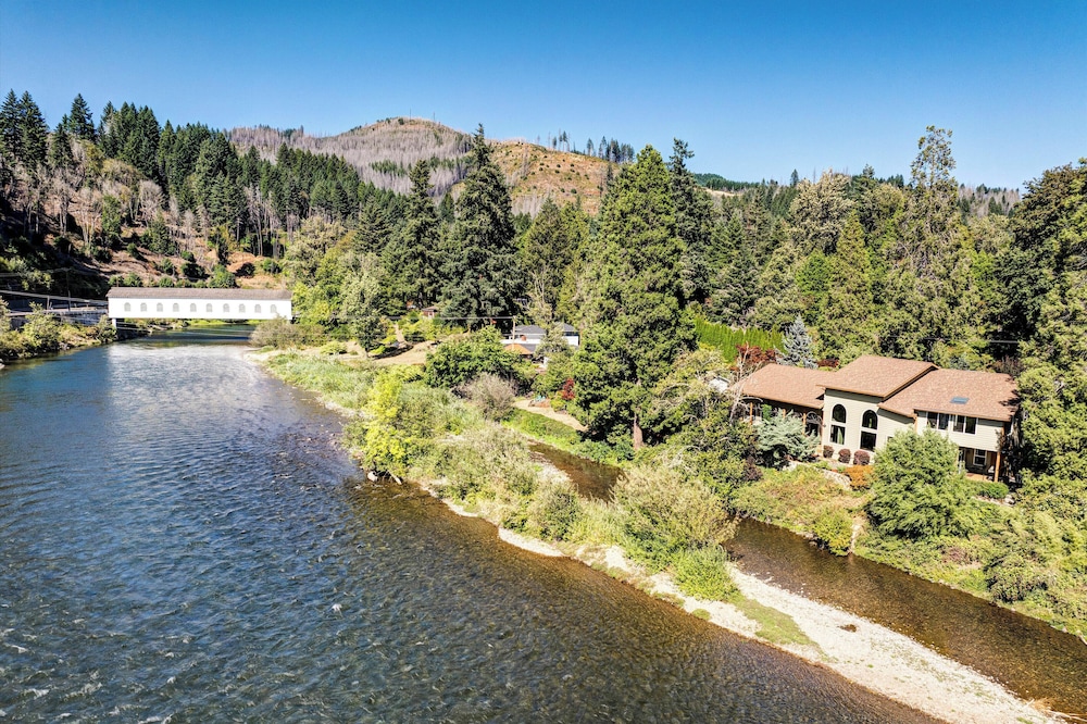 Prime Mckenzie River Gem: Sunroom + Views!