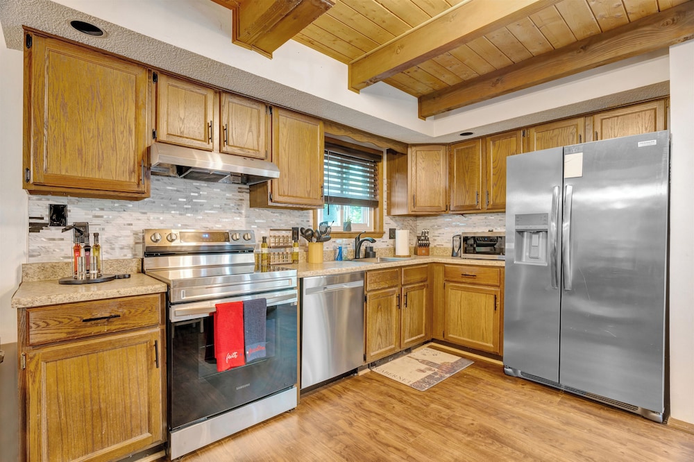 Grill & Games: Family Home in East Stroudsburg!