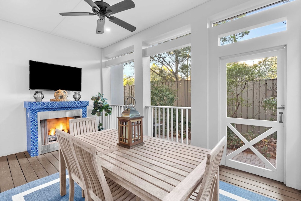 Seagrove Gardens Mins to the Beach, Santa Rosa Retreat w/ Golf Cart, A+ Design