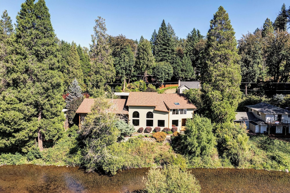 Prime Mckenzie River Gem: Sunroom + Views!