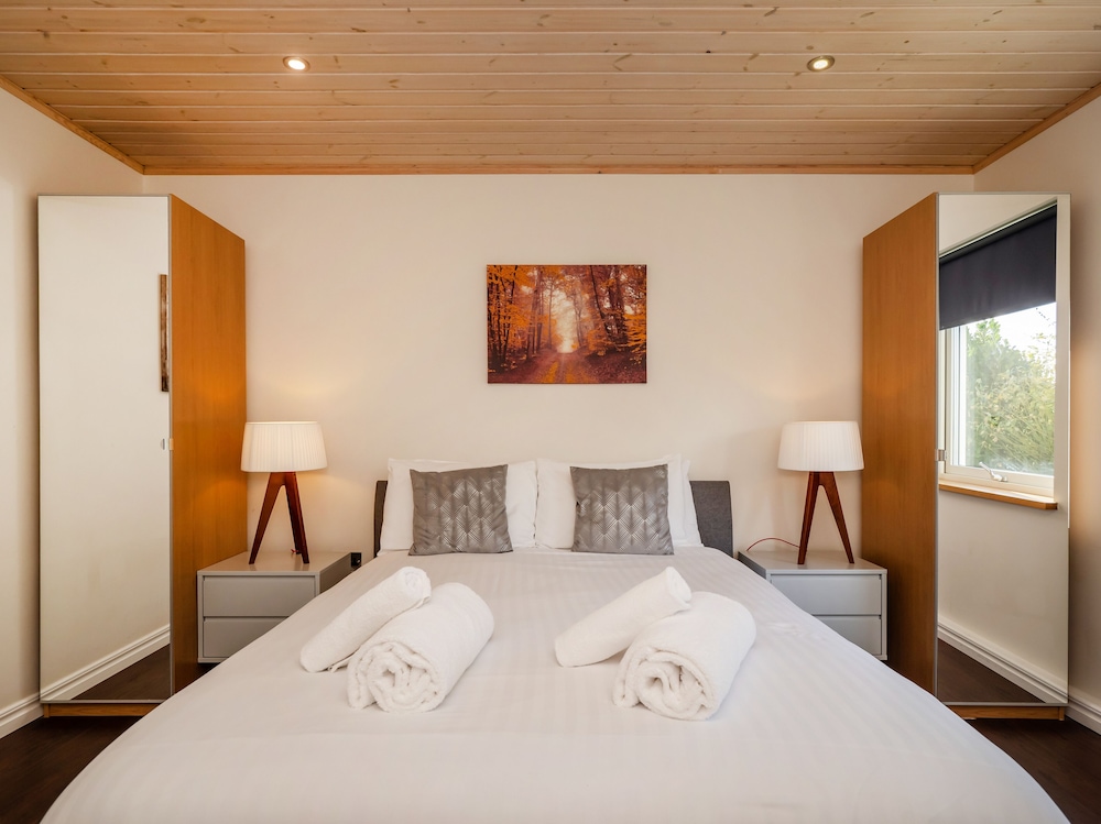 Luxury Lodge w/ Hot Tub on 400-Acre Estate