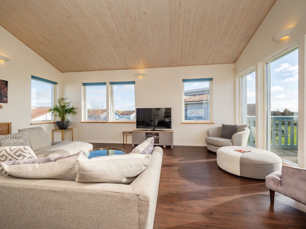 Luxury Lodge w/ Hot Tub on 400-Acre Estate