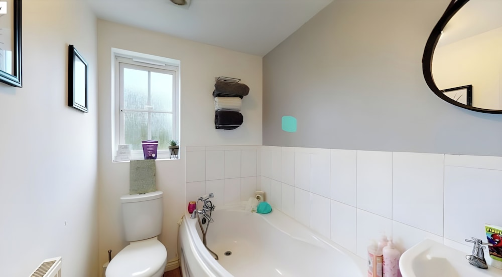 Pet Friendly - Parking - 3 Bedrooms - 6 Guests