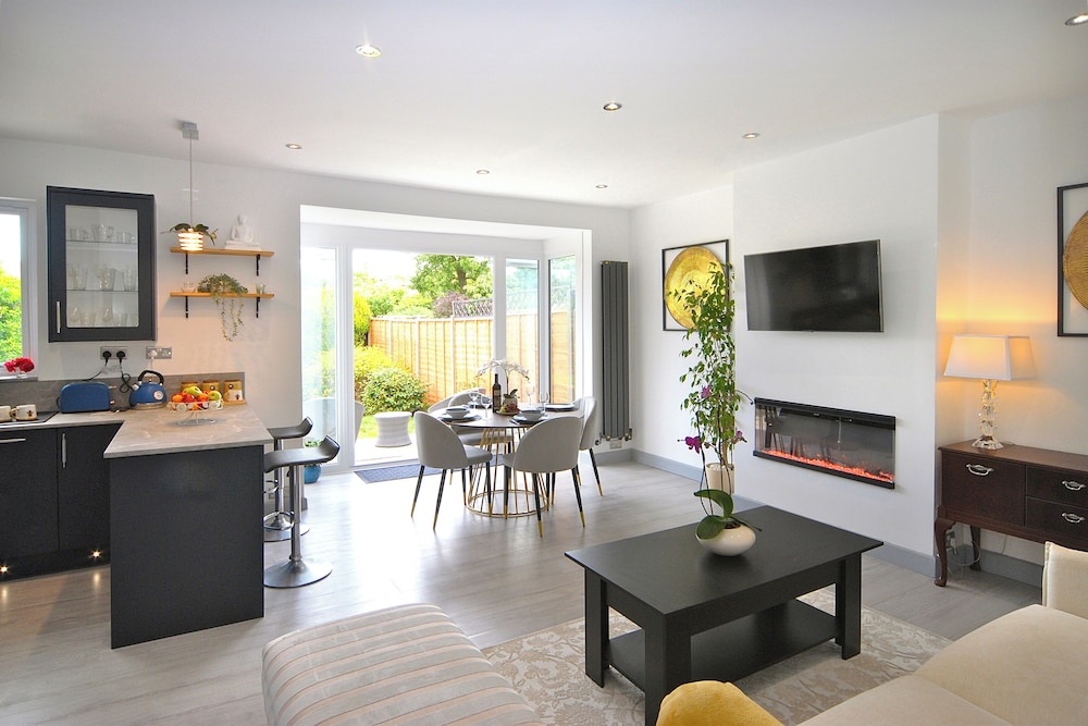 Cozy Cottage Stay - Modern, Cozy, Close to London view 5