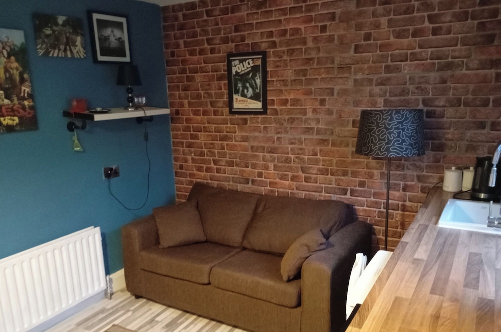 Cosy Cottage- Sleeps 4, Free Parking & Golf Nearby
