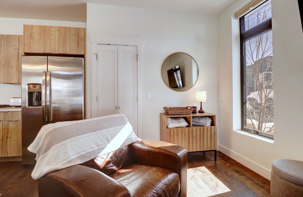 River West 515 2 Bedroom Condo