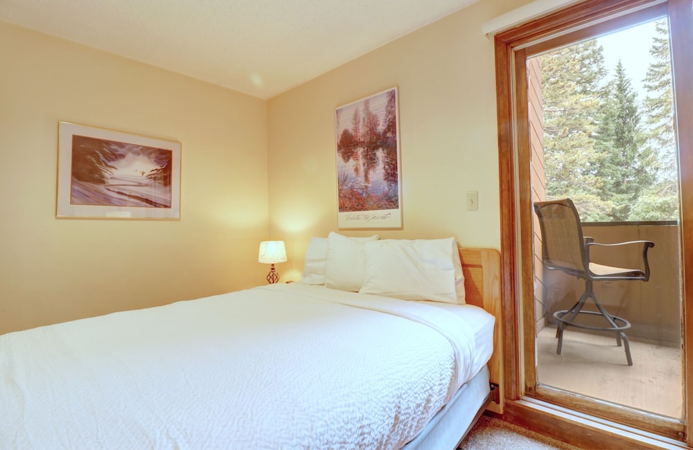 Perfect Location, Pet Friendly Ski-In Ski-Out - CM336 by Redawning