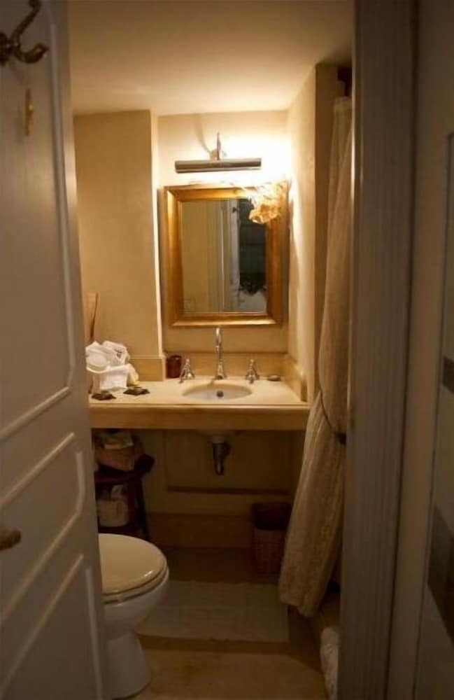 In Rome, Aristocratic, 3 Bedroom in Elegant, Historic Palace 3 Bedrooms 3 Bathrooms Apts