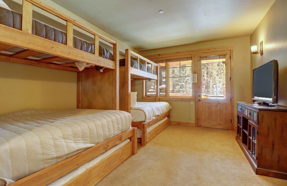 Mountain Chalet Right Next To The Lift - 39B by RedAwning