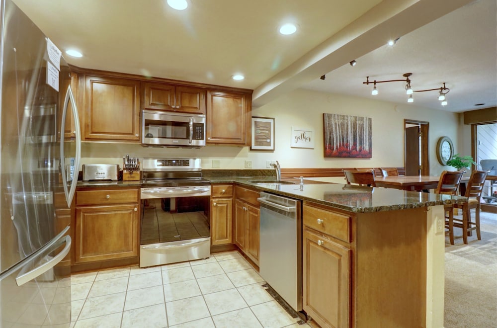 Perfect Location, Pet Friendly Ski-In Ski-Out - CM336 by Redawning