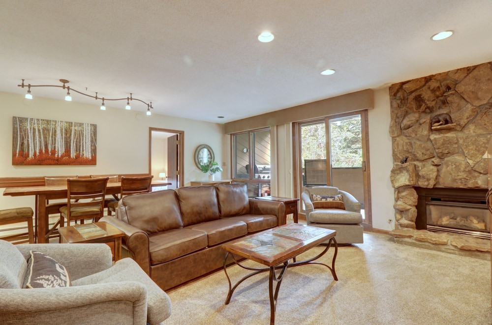 Perfect Location, Pet Friendly Ski-In Ski-Out - CM336 by Redawning