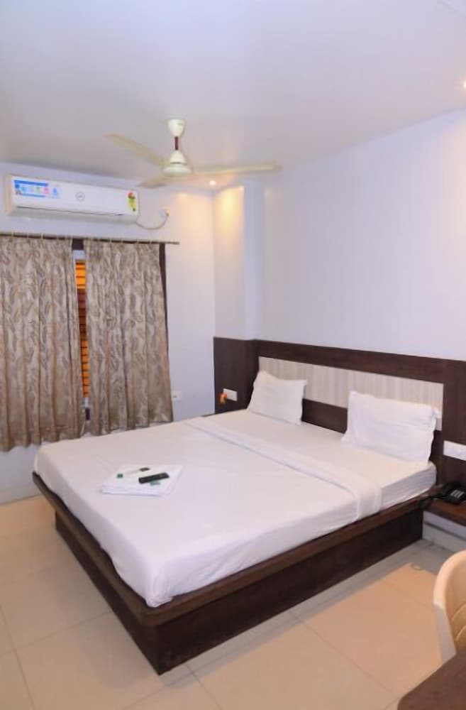 DhamStay Hotel Home Town Near Temple