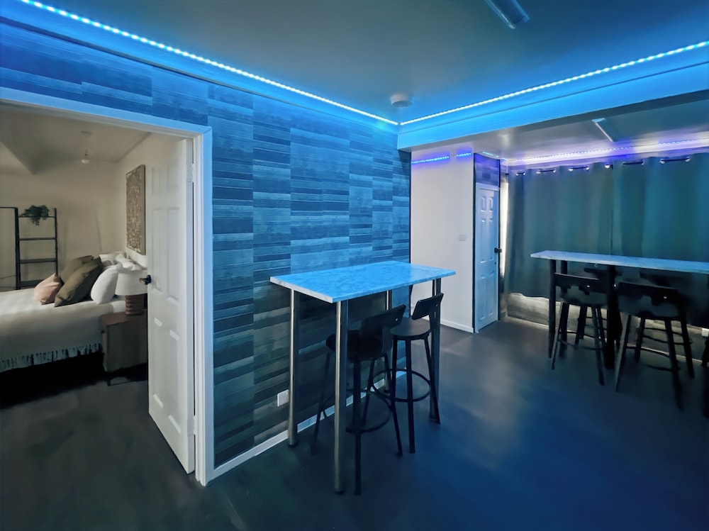 Charming Retreat With Hot Tub & Sauna Sleeps 4