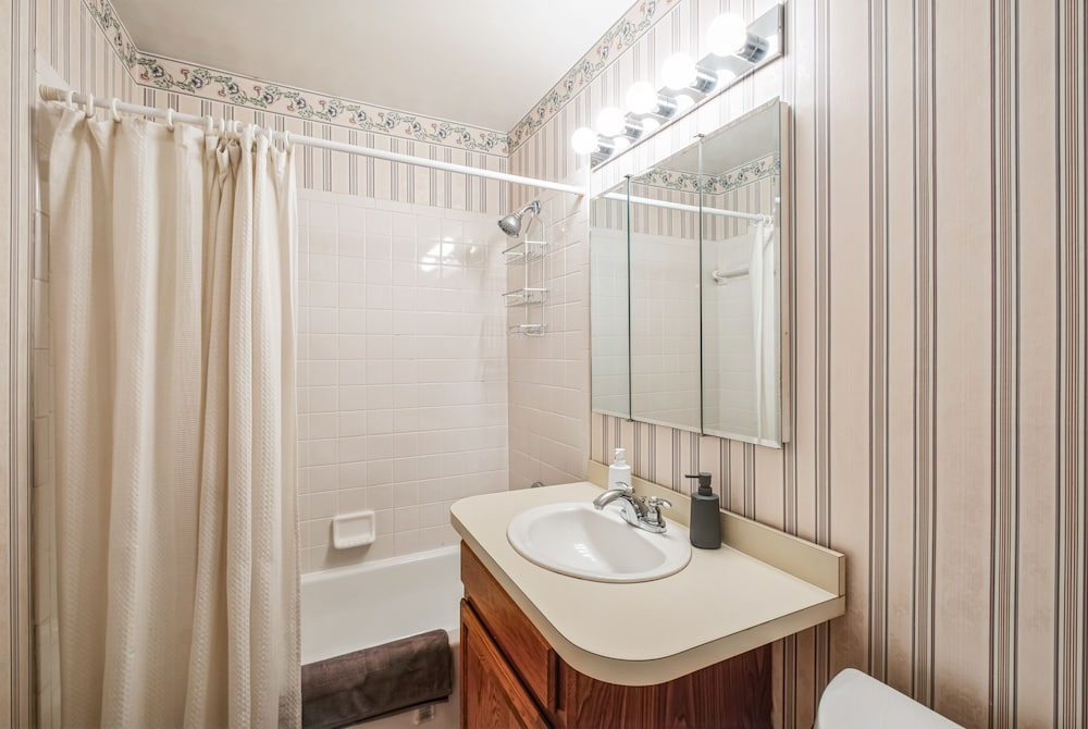 Uline Hospitality 4 Bedroom Home