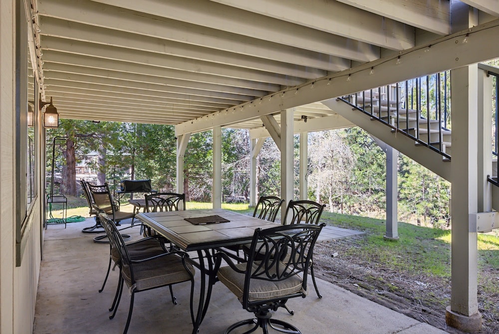 Whispering Pines Retreat 5 Bedroom Home by Yosemite Region Resorts