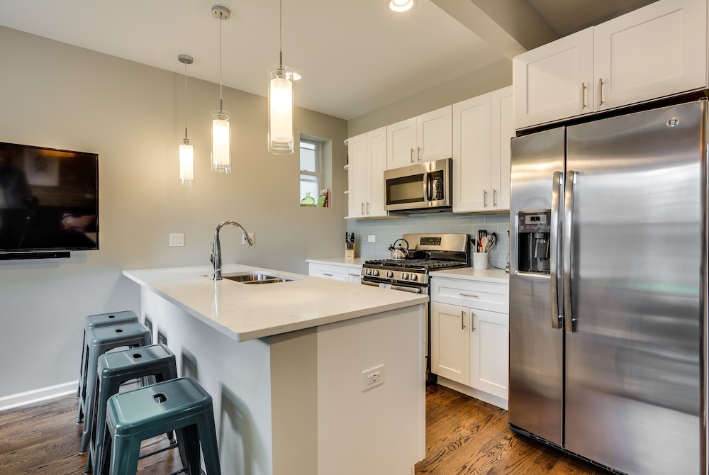 Chicago Vacations - Vibrant Stylish 4 Bed Condo near Humboldt Park by AllSet Turnover - Property Image 16