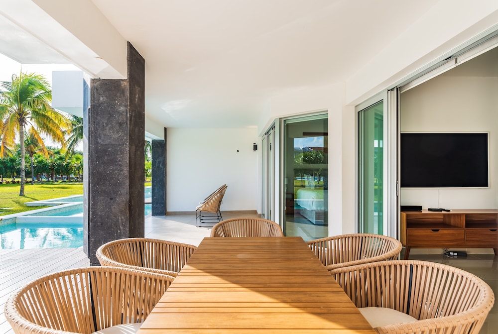 Casa Bellisima ! 2 bedroom swim up 2 Apts by RedAwning