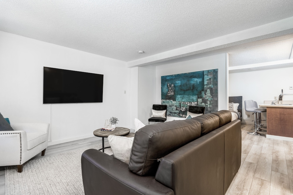Fully RENOVATED Studio | Ski In/Out: Closest Condo to Lift | Pool & Hot Tubs - Image 2